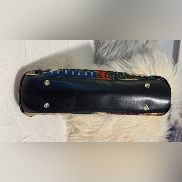 Isabella Fion Purse Lady With umbrella
Embroidered Multicolor Women's Bag - Picture 9 of 14